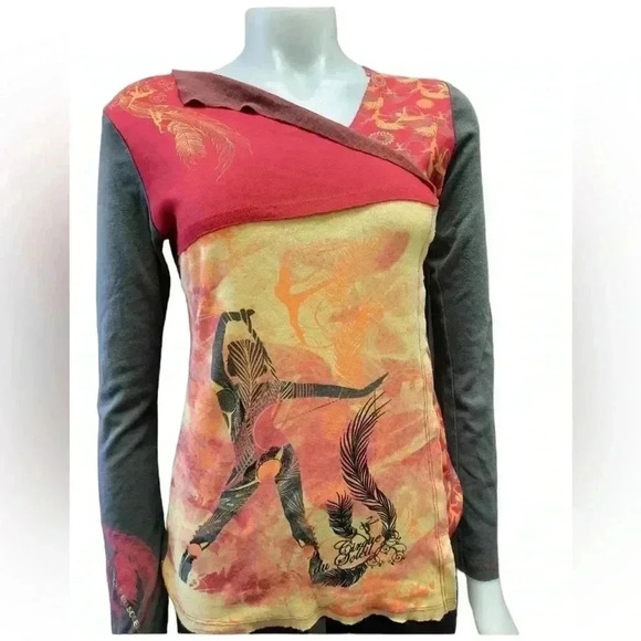 Cirque Du Soleil Top Red Gray Acrobat Art Asymmetrical Hem  Size Small - Picture 1 of 14